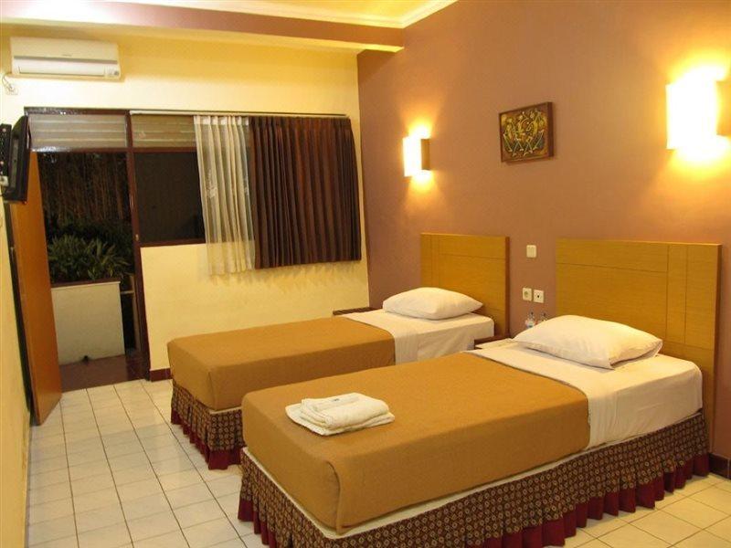 Hotel Lestari Near Lippo Plaza Mall Jember Bagian luar foto